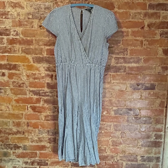 Striped Cropped Jumpsuit with Puff Sleeves - Picture 2 of 12